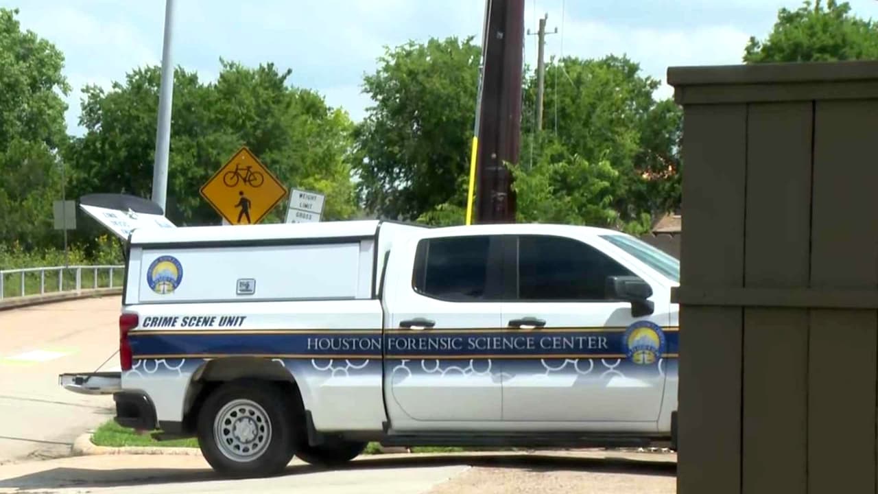 Encuentran cuerpo cerca de bayou en el suroeste de Houston; policía abre investigación por homicidio