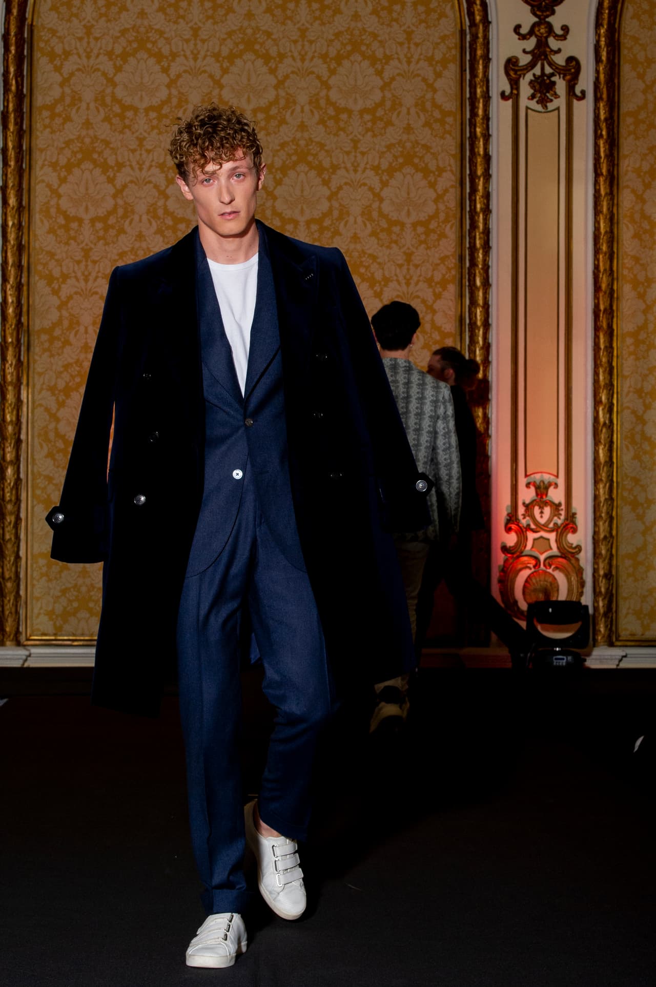 Para algunos puede parecer una pijama, pero es un diseño exclusivo de la colección masculina de William Lei.