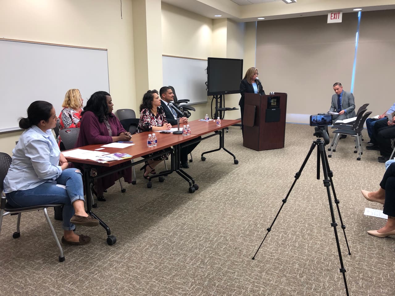 Los candidatos fueron cuestionados sobre el toque de queda para jóvenes. Los tres estaban de acuerdo en que Pleasant Grove necesita más recursos para los jóvenes para evitar un record criminal.