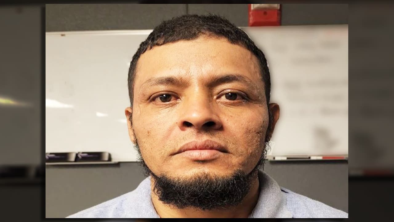 Roberto Bustillo cruzó la frontera ilegalmente cerca de Sasabe, Arizona y fue arrestado por agentes de la estación de Three Points. Los registros revelaron que el ciudadano salvadoreño es un delincuente convicto. En 2015, fue condenado por homicidio involuntario en el condado Dallas, en Texas.