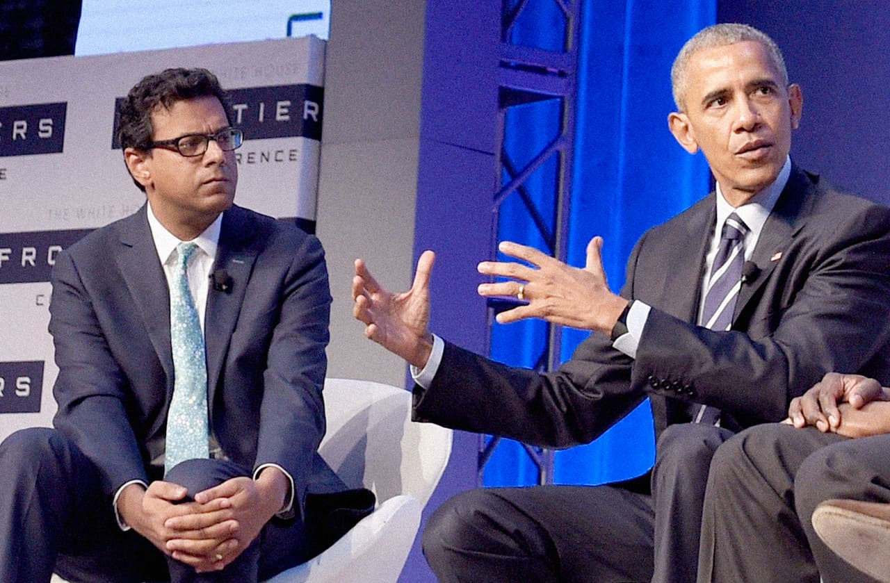 <b>Dr. Atul Gawande, profesor de cirugía en el Hospital Brigham y Mujer y en la Facultad de Medicina de Harvard</b>. Fue asesor de salud durante la administración Clinton. En la fotografía junto al expresidente Barack Obama en una conferencia en la Universidad de Pittsburg, 2018.