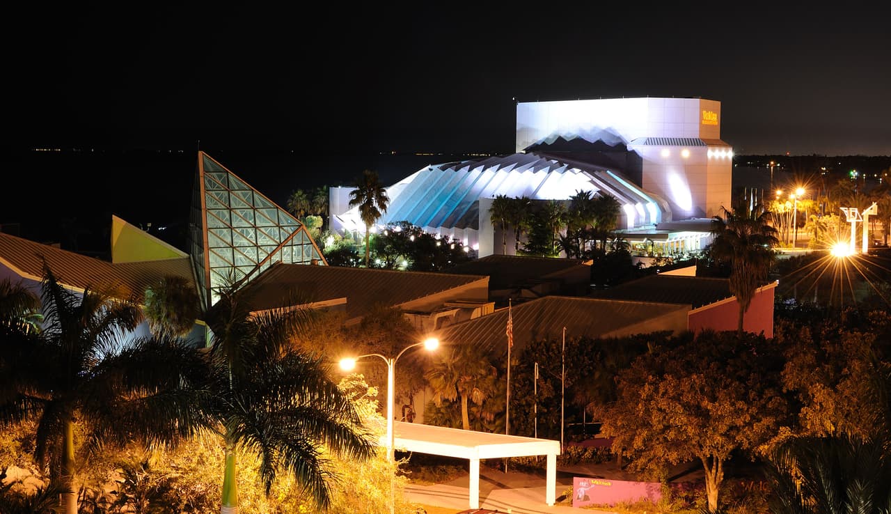 <b>Sarasota, Florida</b>
<br>
<br>Esta ciudad en auge al oeste de Florida se destaca por los edificios construidos por la Escuela de Arquitectura de Sarasota, que trabajó entre la década de 1940 y 1960. Realizaron la concentración más espectacular de edificios modernistas en el sureste de Estados Unidos, ahora protegidos por la nueva organización
<i>Architecture Sarasota</i>.
<br>
<br>Esta institución organiza visitas guiadas a las mejores estructuras modernistas y cada año hacen el fin de semana MOD. Allí se ofrecen recorridos, exhibiciones y eventos relacionados con la arquitectura de la ciudad.
<br>