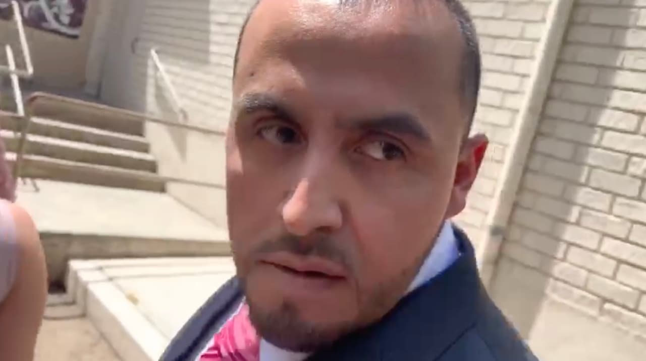 <b><a href="https://www.univision.com/famosos/integramente-como-fue-que-juan-rivera-dio-la-entrevista-a-univision-sobre-la-boda-de-chiquis-video">Juan Rivera, tío de la cantante,</a></b> se mantuvo alerta a que todos respetaran las reglas.