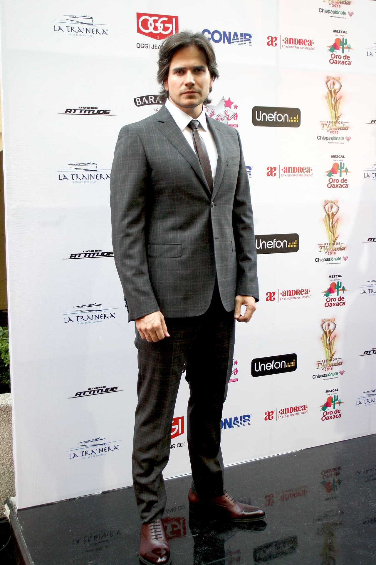 El actor colombiano llega al Nuestra Belleza Latina VIP para compartir mesa con Osmel Sousa y Jaqueline Bracamontes. Sin duda, es un elemento que hará suspirar a las chicas con sólo verlo. Daniel no es ajeno a las bellas. Fue jurado durante las audiciones en Nueva York en 2014. ¡Allí Mela, la Melaza y él se enamoraron! Como galán de novela nos hemos enamorado de él en Teresa, Amorcito Corazón, Corazón Indomable y La Gata. ¿Te gusta el nuevo juez de Nuestra Belleza Latina?