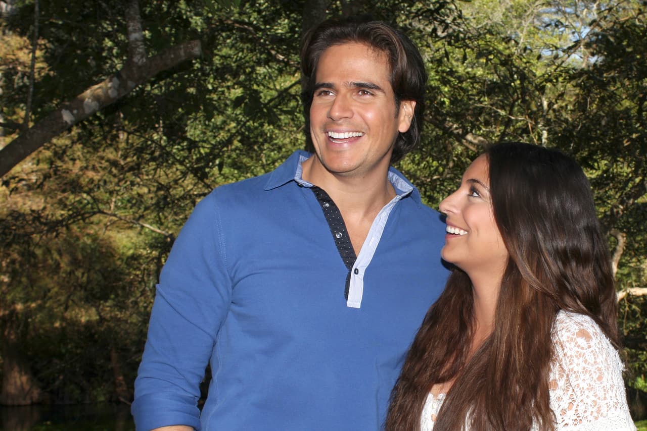 El actor colombiano llega al Nuestra Belleza Latina VIP para compartir mesa con Osmel Sousa y Jaqueline Bracamontes. Sin duda, es un elemento que hará suspirar a las chicas con sólo verlo. Daniel no es ajeno a las bellas. Fue jurado durante las audiciones en Nueva York en 2014. ¡Allí Mela, la Melaza y él se enamoraron! Como galán de novela nos hemos enamorado de él en Teresa, Amorcito Corazón, Corazón Indomable y La Gata. ¿Te gusta el nuevo juez de Nuestra Belleza Latina?