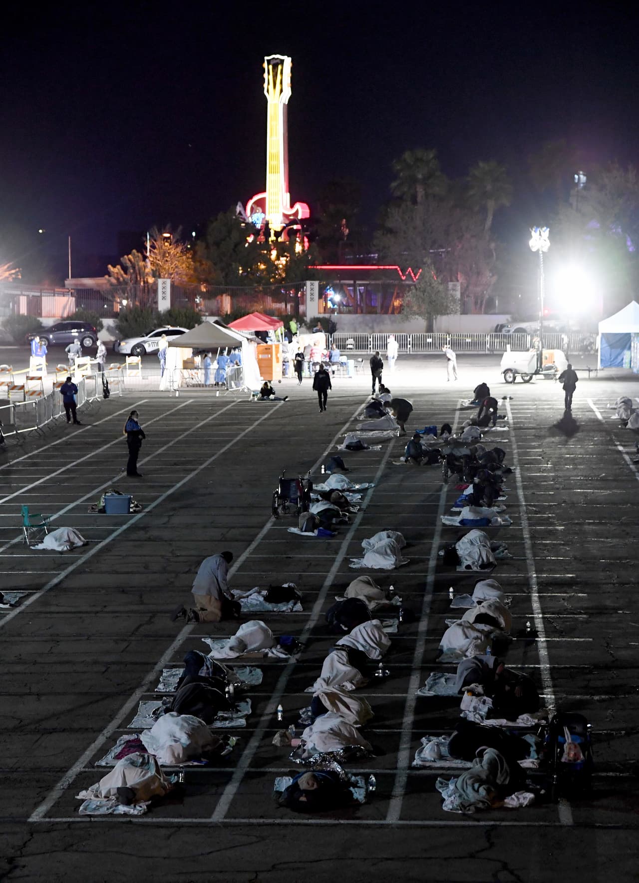 Según la ciudad de Las Vegas, hay más de 6,500 personas en la ciudad que no tienen viviendas permanentes.
<br>