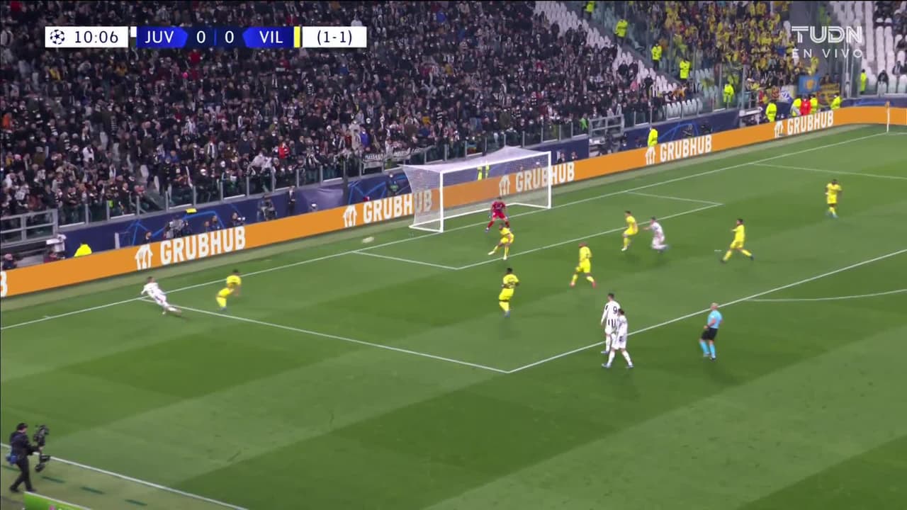 ¡TIRO ATAJADO! disparo por Álvaro Morata.