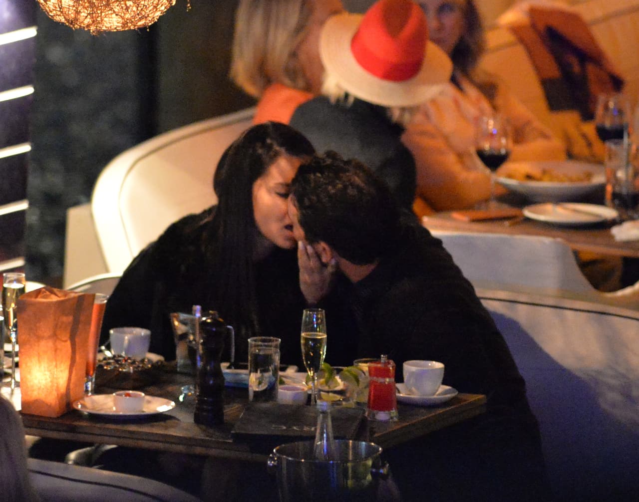 Adriana Lima rompió con el receptor de New England Patriots Julian Edelman hace sólo una semana. Sin embargo, se le vio besándose en un restaurante con el chico malo de los muchachos de Nueva York Mitch, Matt Harvey. Estas son las primeras fotos de la nueva pareja. La pareja llegó en yate y cenaron y tomaron champán por horas en el River Yacht Club el 15 de marzo de 2017, en Miami, Florida.