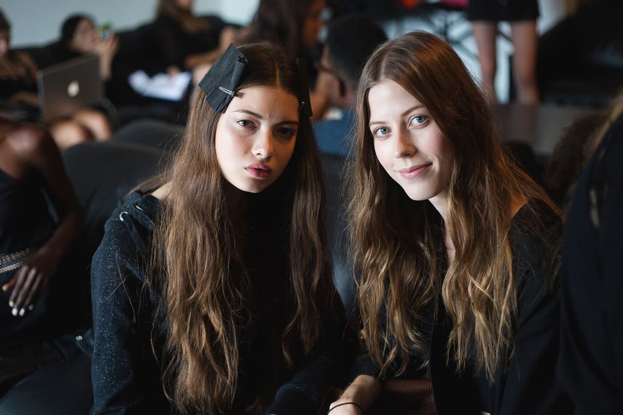 Las modelos de la pasarela de Custo Barcelona lucieron un poco nerviosas antes de la presentación, intentaban sonreír y distraerse o hasta leer un libro mientras las peinaban. Diseñador Custo Barcelona . NYFW, Spring/Summer 2016 - 11/09/2015.