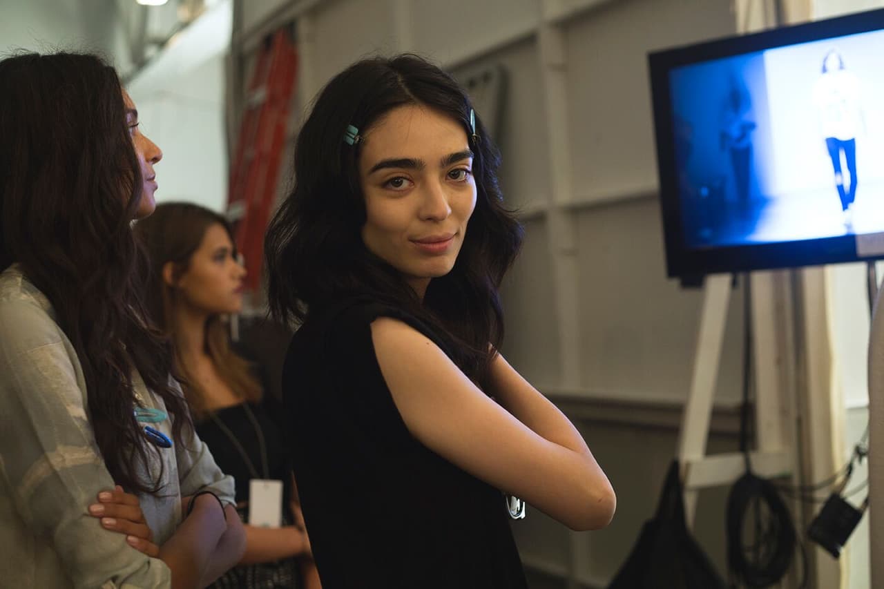 Las modelos de la pasarela de Custo Barcelona lucieron un poco nerviosas antes de la presentación, intentaban sonreír y distraerse o hasta leer un libro mientras las peinaban. Diseñador Custo Barcelona . NYFW, Spring/Summer 2016 - 11/09/2015.