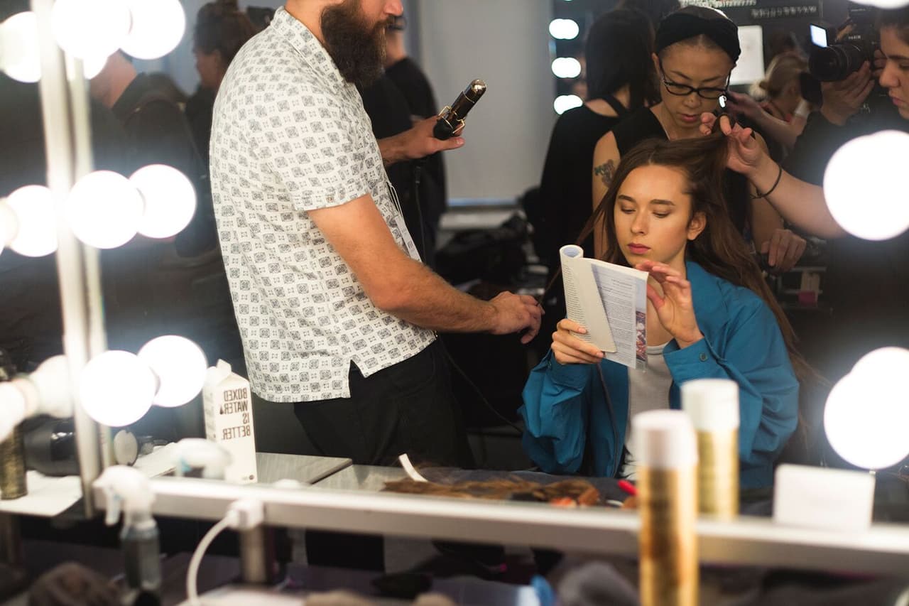 Las modelos de la pasarela de Custo Barcelona lucieron un poco nerviosas antes de la presentación, intentaban sonreír y distraerse o hasta leer un libro mientras las peinaban. Diseñador Custo Barcelona . NYFW, Spring/Summer 2016 - 11/09/2015.