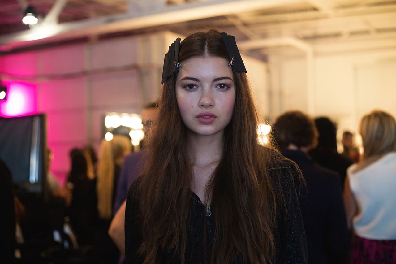 Las modelos de la pasarela de Custo Barcelona lucieron un poco nerviosas antes de la presentación, intentaban sonreír y distraerse o hasta leer un libro mientras las peinaban. Diseñador Custo Barcelona . NYFW, Spring/Summer 2016 - 11/09/2015.