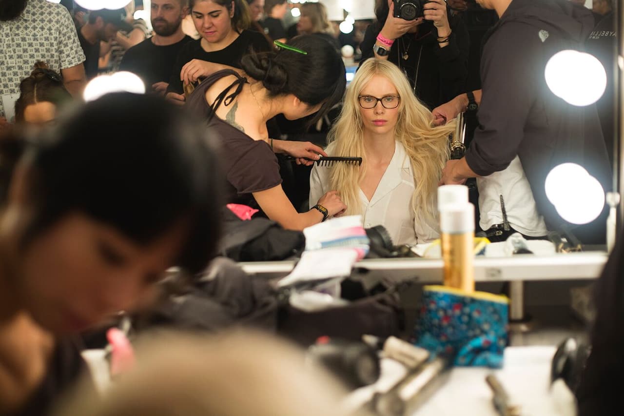 Las modelos de la pasarela de Custo Barcelona lucieron un poco nerviosas antes de la presentación, intentaban sonreír y distraerse o hasta leer un libro mientras las peinaban. Diseñador Custo Barcelona . NYFW, Spring/Summer 2016 - 11/09/2015.
