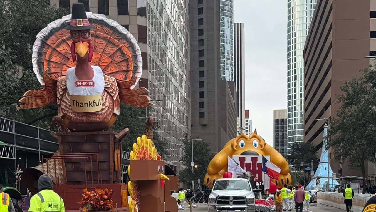 En el desfile hubo grandes inflables con la temática de Acción de Gracias, así como caravanas y vehículos.