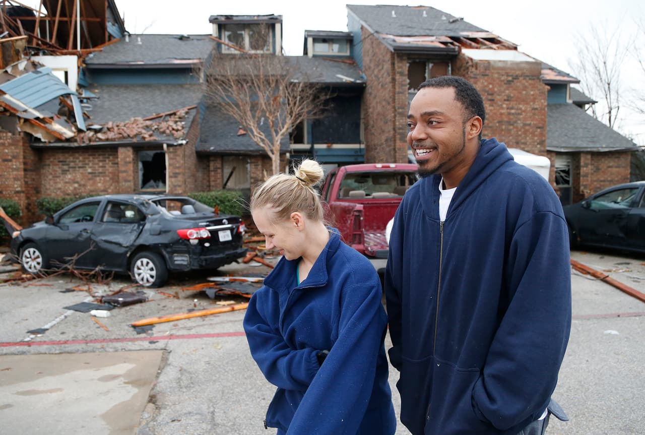 Terri Fykora, de 29 años y Ronnell Lincolin, de 35, están contentos de estar vivos cuando regresaban a su casa a ver si podían salvar alguna de sus pertenencias en Garland.