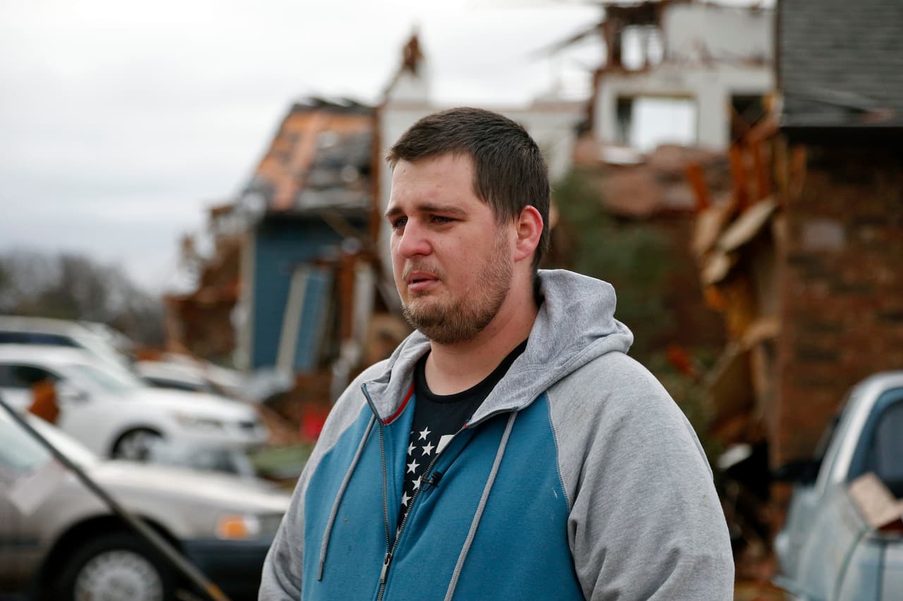 Josh White, de 25 años, llora al ver cómo quedó la zona donde vive en Texas.