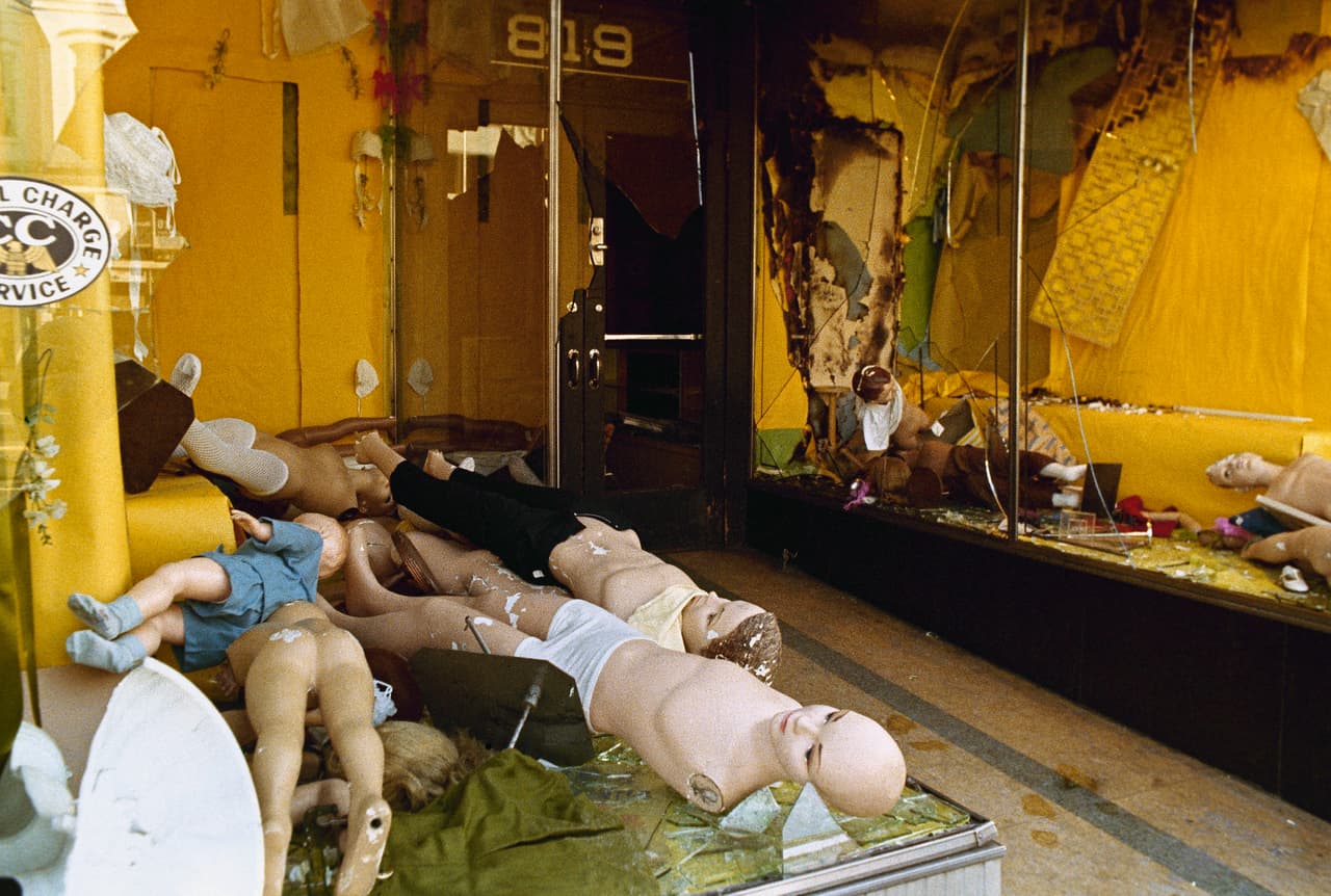 Más de 200 licorerías y tabernas fueron saqueadas, quemadas o destruidas, según un informe posterior de la Junta de Control de Bebidas Alcohólicas.