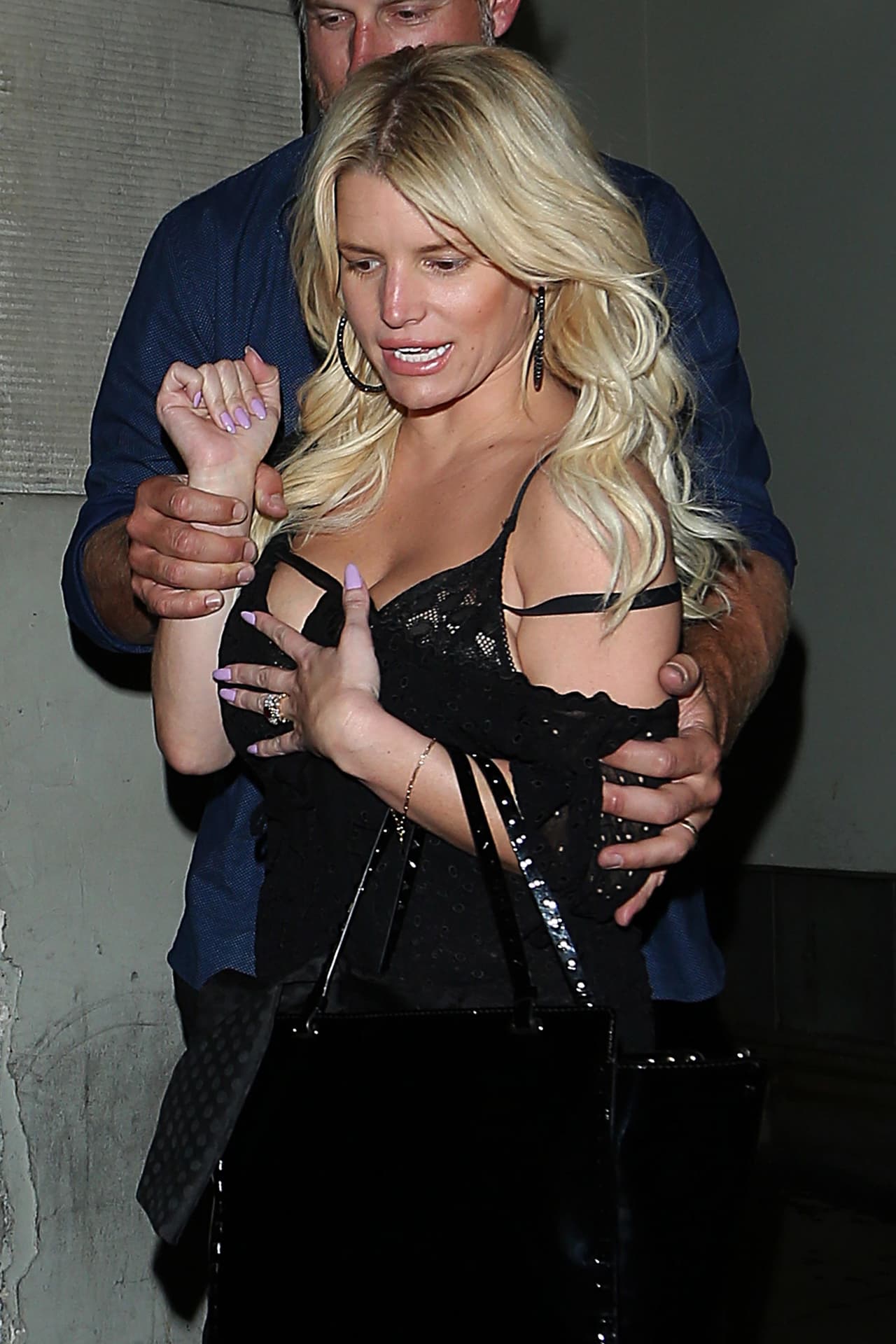 Con cuidado su esposo la intentaba guiar.