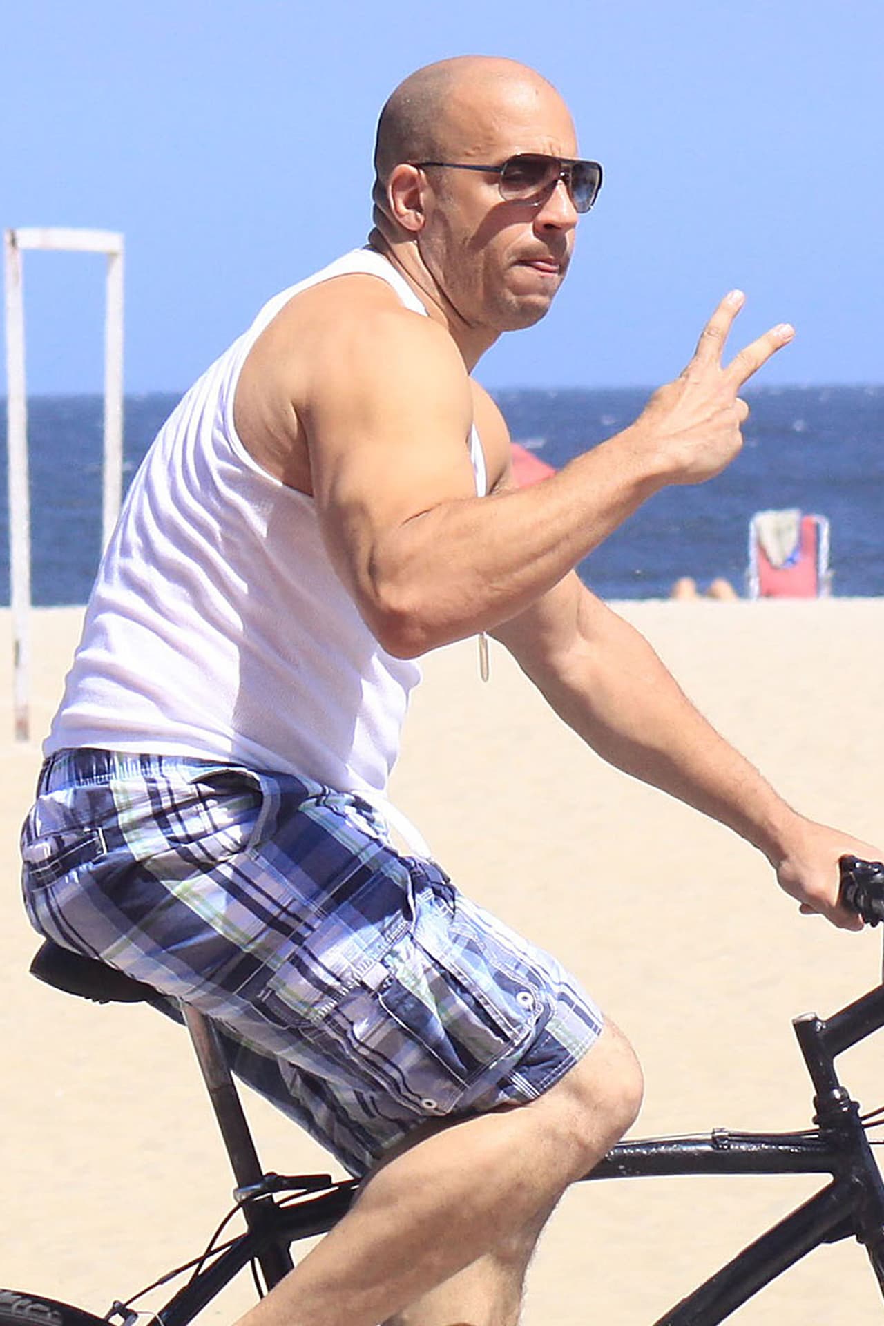 "Es increíble la respuesta de los periodistas con los que he hablado en los últimos dos días en Nueva York. Hoy uno de ellos quería ver mi cuerpo de padre. Me pregunto si debería mostrar la foto... ¡Avergonzarse del cuerpo de uno es siempre equivocado! ¿Qué opinas?", escribió en Instagram.