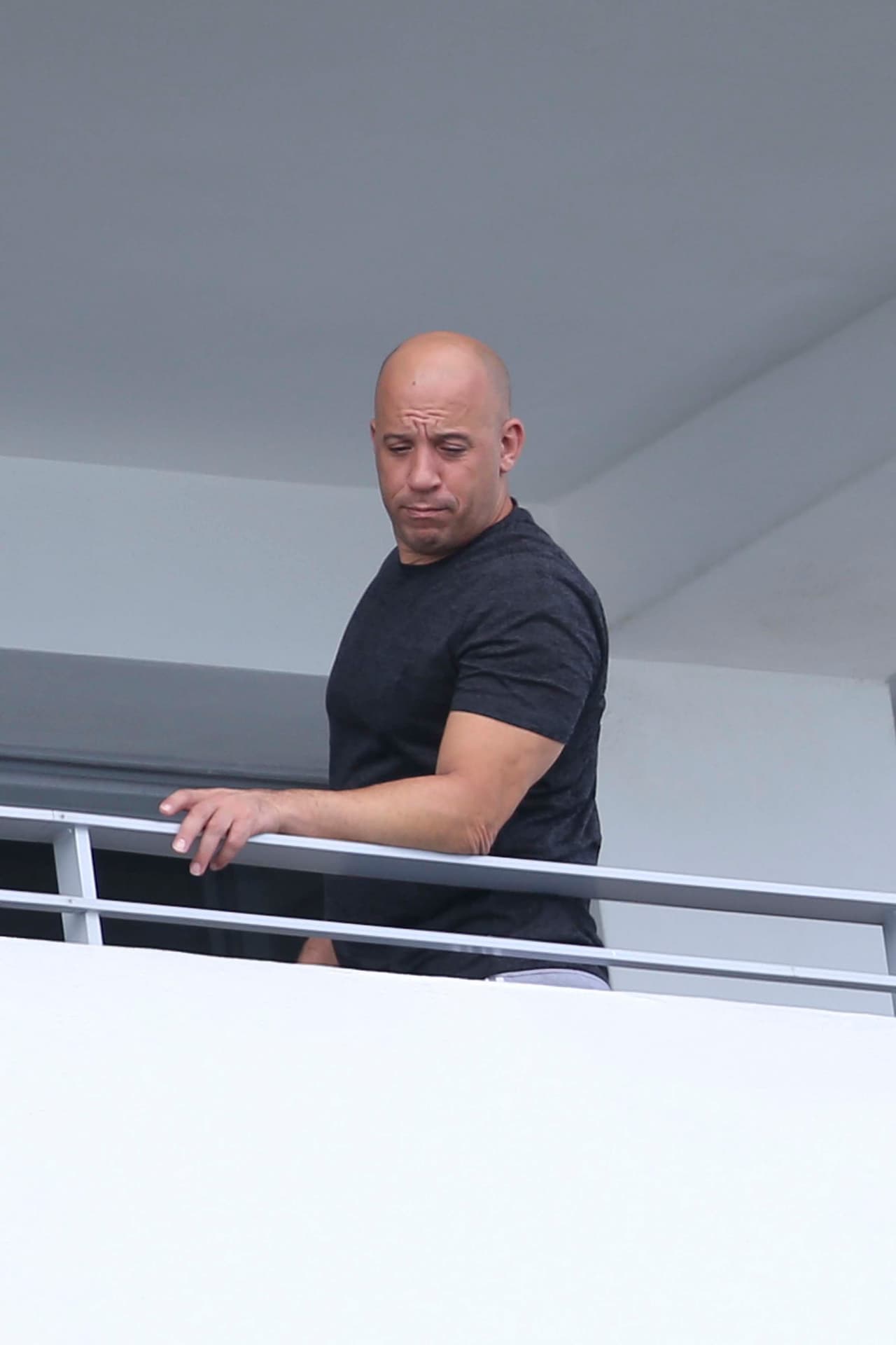 Vin Diesel decidió quitarse la playera en Miami.