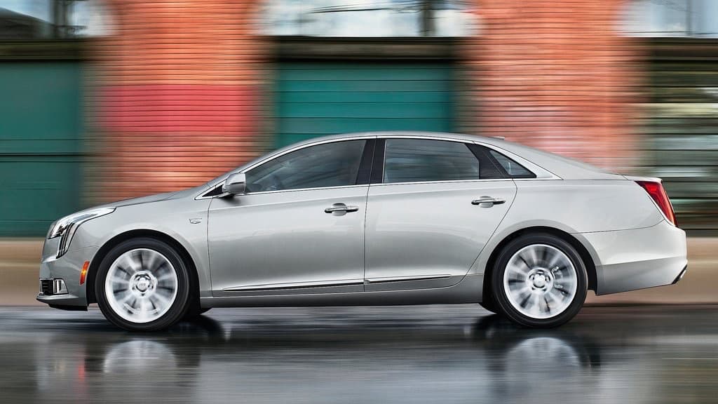 <b>Cadillac XTS</b>:
<br>
<br>Este sedan grande de Cadillac más usado para labores de transporte comercial que de transporte personal es fabricado en
<b> la fábrica que General Motors tiene en Oshawa en la provincia canadiense de Ontario</b>. El XTS también es fabricado en China pero no para el consumo estadounidense.