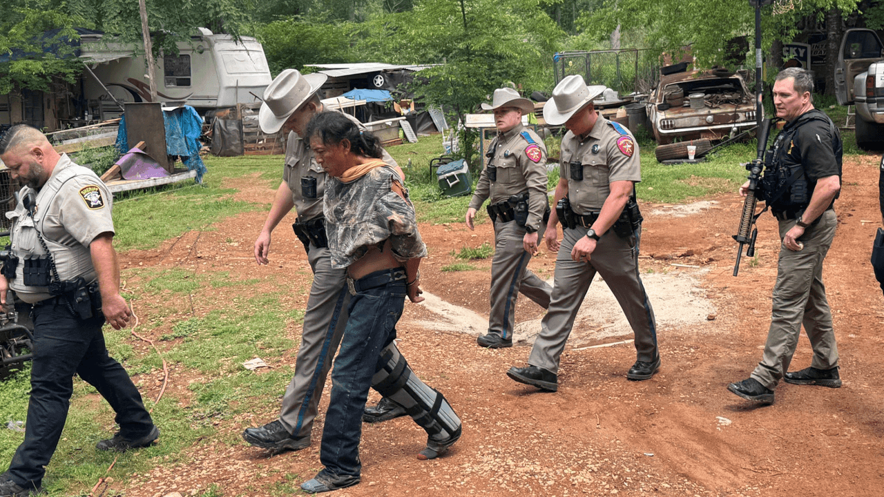 La policía fue a una tercera ubicación “donde el sospechoso López tenía lazos”, según autoridades.
<b>En esta otra casa estaba el sospechoso, escondido debajo de una cama</b>. Una persona de la residencia les dijo que estaba en este lugar. Aunque primero se resistió a salir de la cama, lo pudieron arrestar. Se informó además que tenía varios arrestos anteriores y también una docena de citaciones de tráfico.