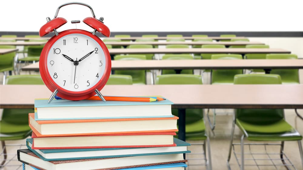 También nos remonta a aquel popular show de finales de la década de 1980 'Saved by the Bell' de estudiantes populares y sus aventuras llenas de hormonas. Aunque en sí es una expresión que hemos usado desde hace muchas, muchas décadas.