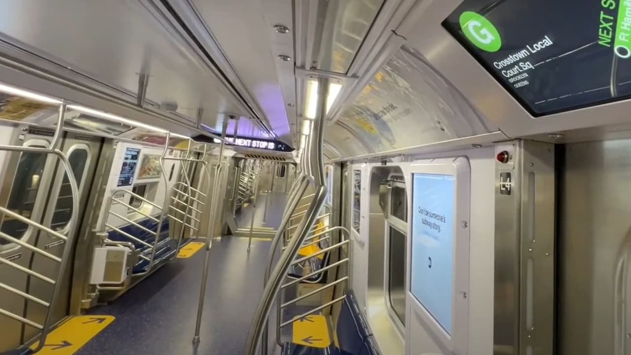 Además de puertas más anchas ofrecen 
<b>asientos accesibles adicionales, pantallas digitales que brindarán información específica</b> de la estación más detallada e iluminación y señalización más brillantes, entre otras características.
<br>