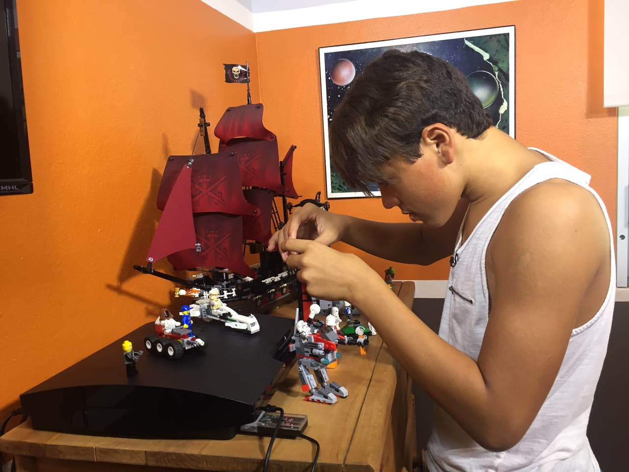 El boricua no es sólo un adicto a la música. Tiene una pasión escondida y es la de armar Legos.