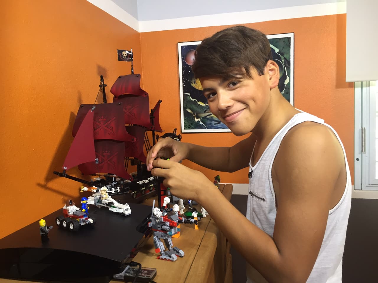 El boricua no es sólo un adicto a la música. Tiene una pasión escondida y es la de armar Legos.