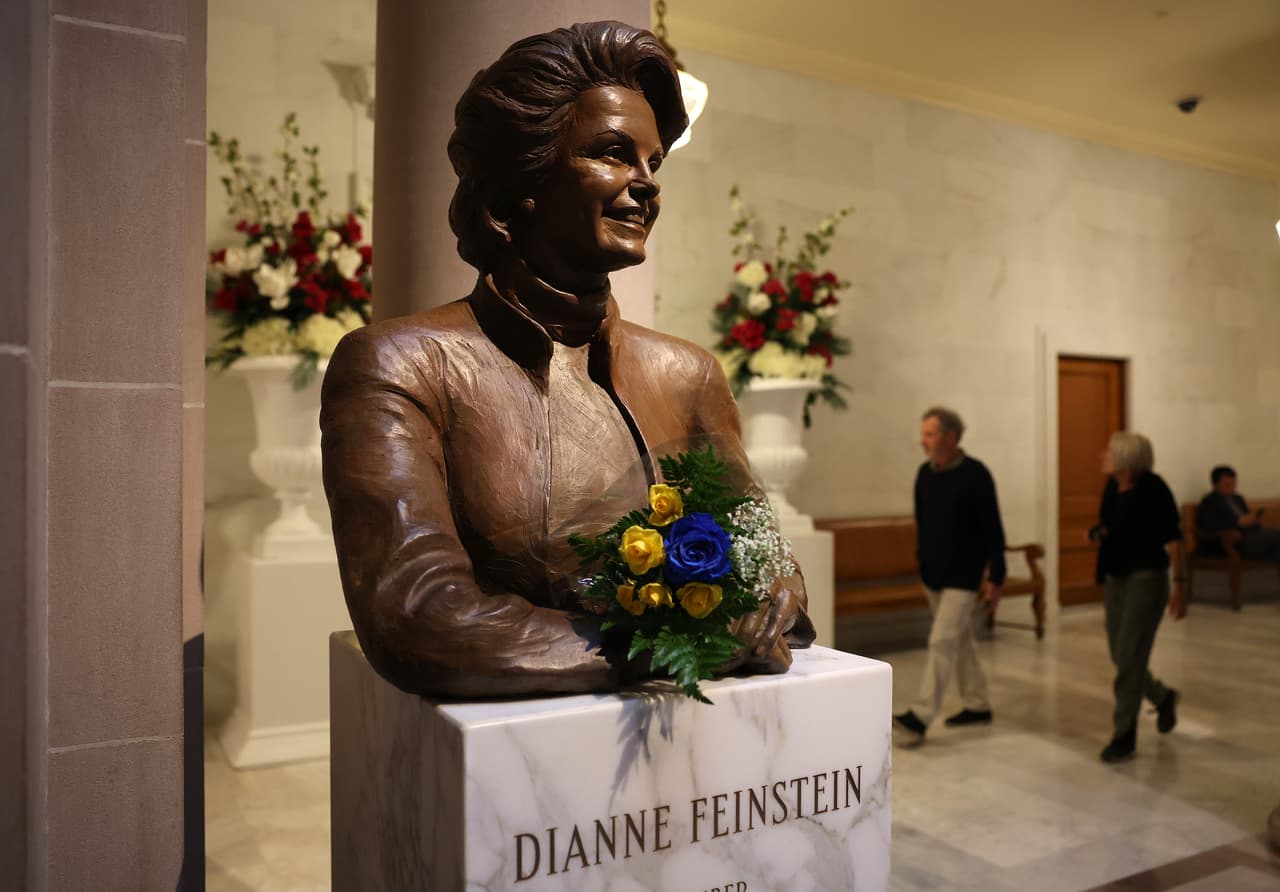 Un busto de la senadora estadounidense Dianne Feinstein (D-CA) se exhibe dentro del Ayuntamiento de San Francisco el 29 de septiembre de 2023 en San Francisco, California.