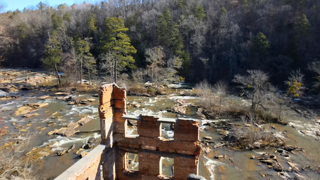 El parque 
<a href="https://www.univision.com/local/atlanta-wuvg/bienvenida-primavera-2024-visita-sweetwater-creek-state-park-georgia-fotos"><b>cuenta con 2,549 acres llenos de muchas opciones de aventuras</b>.</a>