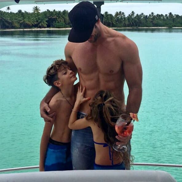 Este galán no sólo es guapo y actor, también es un excelente padre con sus retoños, quienes lo adoran.