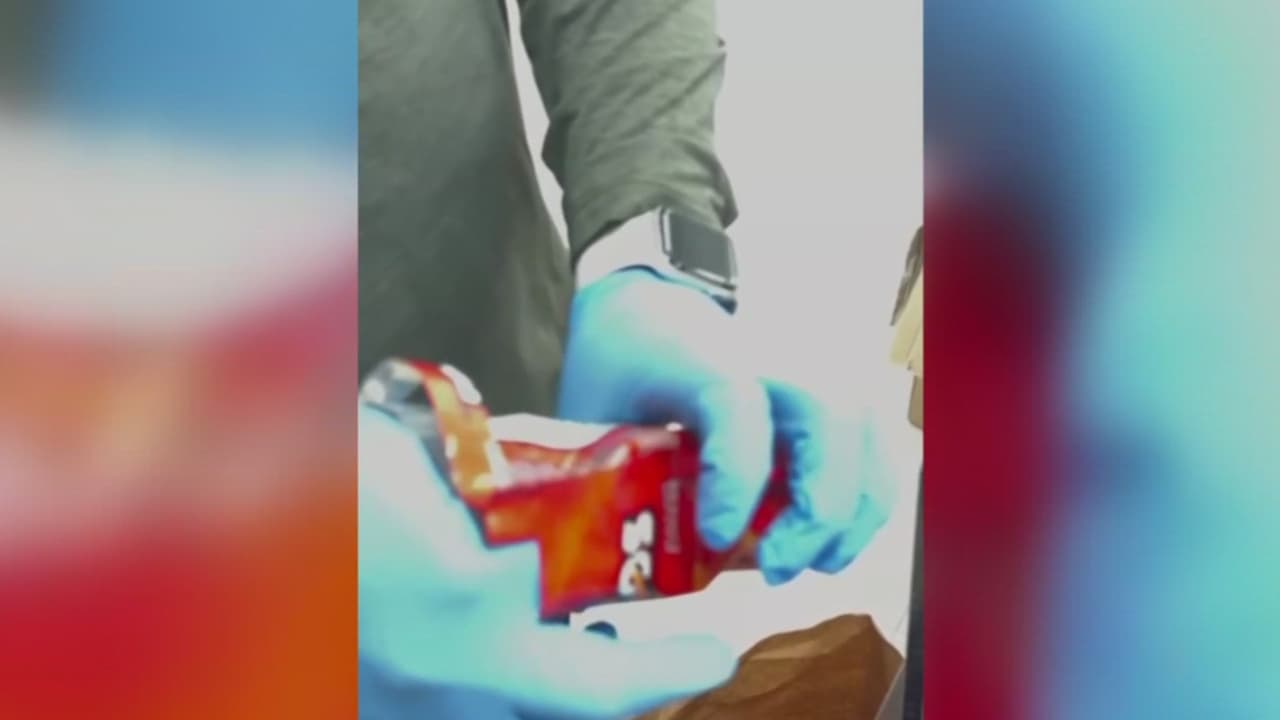 Decomisan drogas escondidas en empaques de dulces y papitas en Florida