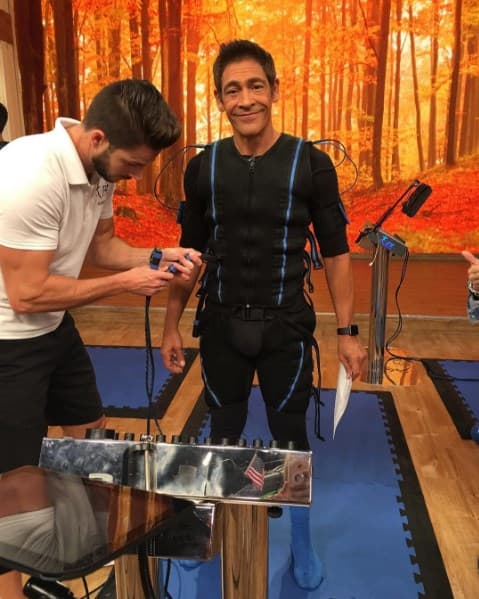 ¡No es Robocop! Es Johnny Lozada que está conectado a una máquina para hacer ejercicio.