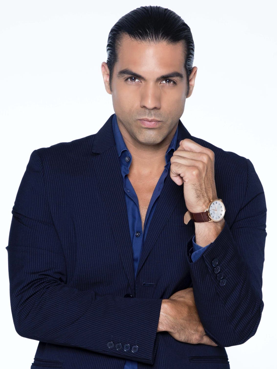 Su primer trabajo en la radio lo obtuvo en 107 Súper Estrella, una radiodifusora de Los Ángeles, donde comenzó en el área comercial hasta que consiguió ser locutor.
<br>