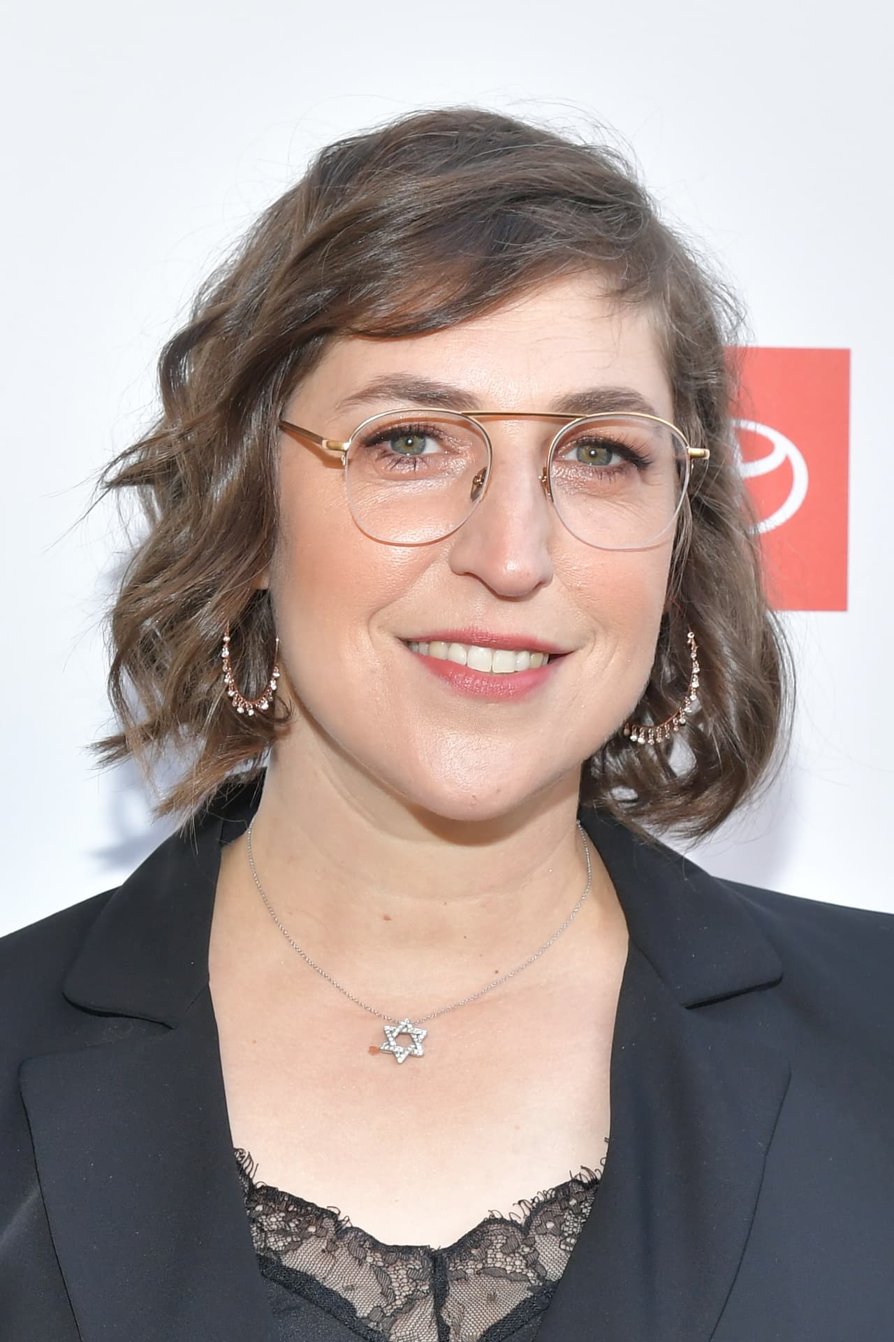 La actriz Mayim Bialik no ha vacunado a sus hijos. Al respecto habló en una entrevista que ofreció en 2012 a 
<a href="https://www.npr.org/2012/05/04/152026801/actress-mayim-bialik-on-tv-science-and-the-combo" target="_blank">NPR</a>, dijo haber investigado cada vacuna y hablado sobre cada vacuna individual con su pediatra: "Acudimos a las fuentes de los CDC. La cantidad de vacunas que tú y yo recibimos cuando éramos niños son un un tercio o un cuarto menos de lo que reciben los niños ahora ".