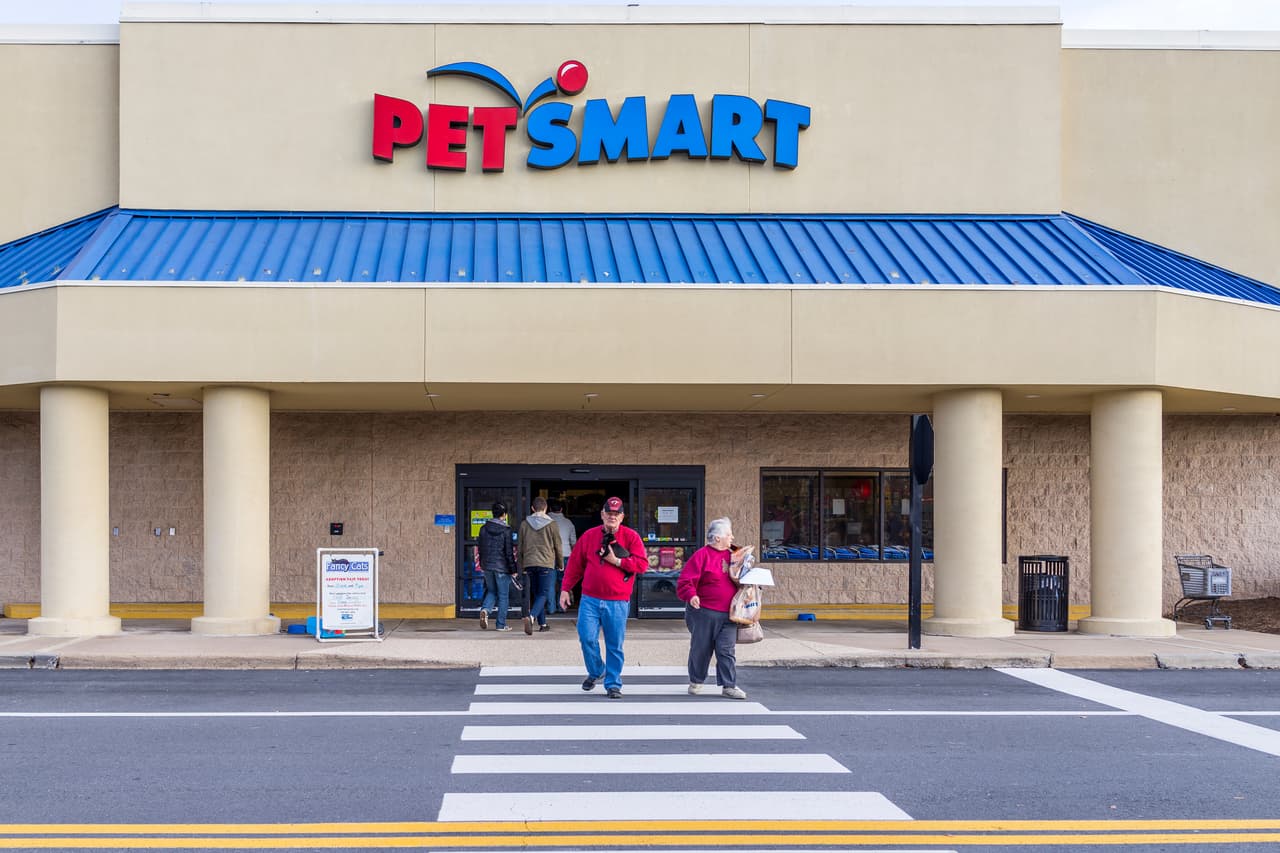 <b>PetSmart.</b>
<br>
<br>Si está buscando trabajo y le encantan las mascotas, este podría ser el perfecto empleador para usted. Los trabajos abiertos incluyen asociado de ventas minoristas, aprendiz de bañista/peluquero y gerente de hotel de mascotas.
<br>
