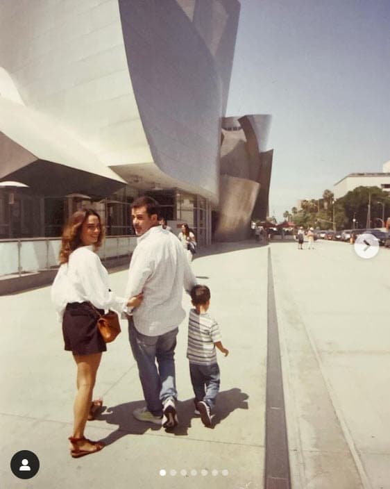 Por ejemplo, colgó esta en la que aparecen en un paseo junto a uno de sus hijos: "Eduardo Capetillo, la mayoría de la gente te ve como el 'actor', 'cantante' o 'figura pública', y yo
<b>he tenido el privilegio de verte como 'papá'</b>, y la más importante, como ser humano", escribió su hija menor.
<br>