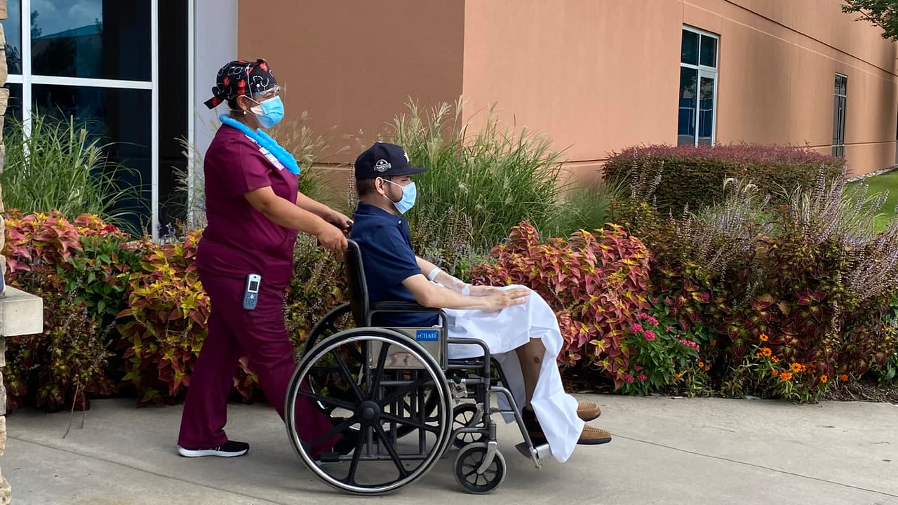 Michael Saucedo se recupera en su casa junto a su familia.