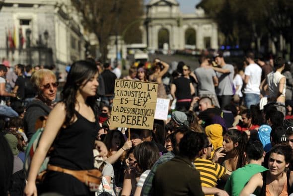 Además de una ronda de recortes en el gasto y un incremento en los impuestos, el gobierno aprobó en febrero una reforma laboral con la que planean combatir la desocupación que llega casi al 23%.