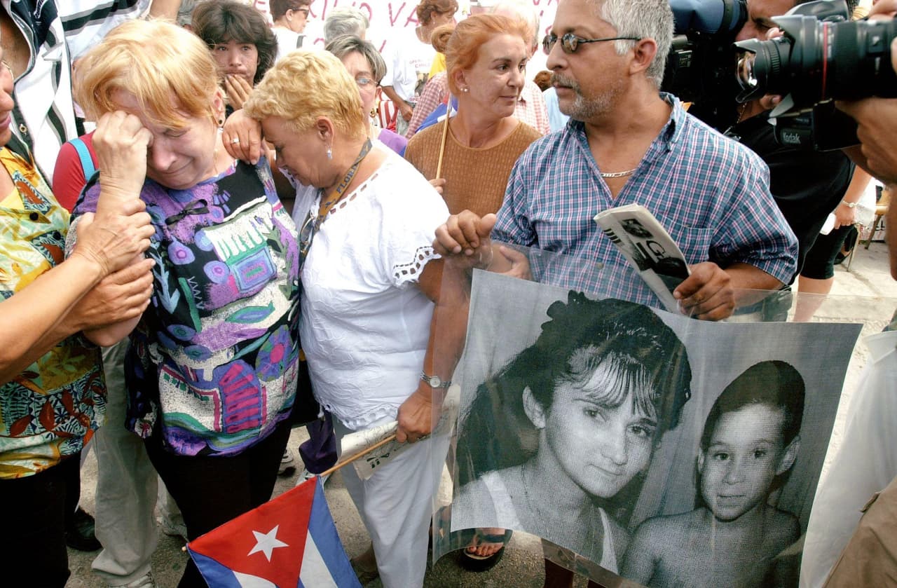 Cubanos en Estados Unidos reaccionan al escuchar por radio que la Corte de Apelaciones de Atlanta decidió que el niño debía volver con su padre a Cuba.