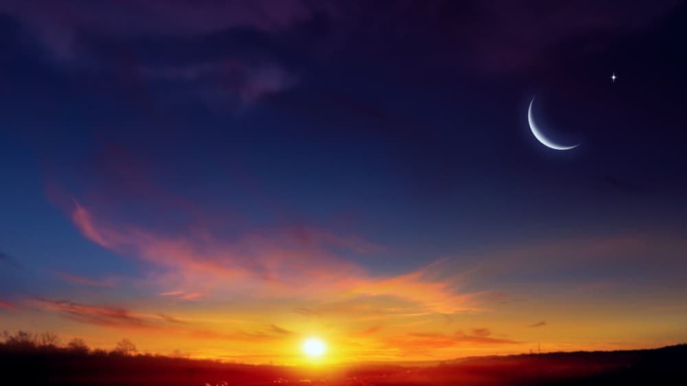 Como se trata de una conjunción vemos a la Luna oscura ya que no está frente al Sol como ocurre durante la luna llena o plenilunio. Este mes el novilunio ocurre en Tauro, en pleno ciclo de cumpleaños de ese signo telúrico, además, en el medio de la espectacular lluvia de estrellas de las Líridas, ayudando a su mejor visibilidad.
<br>