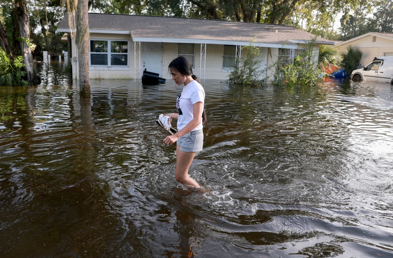 En Crystal River, vecinos intentan rescatar algunas de sus pertenencias de sus residencias y casas inundadas por el paso de la tormenta Helene.
