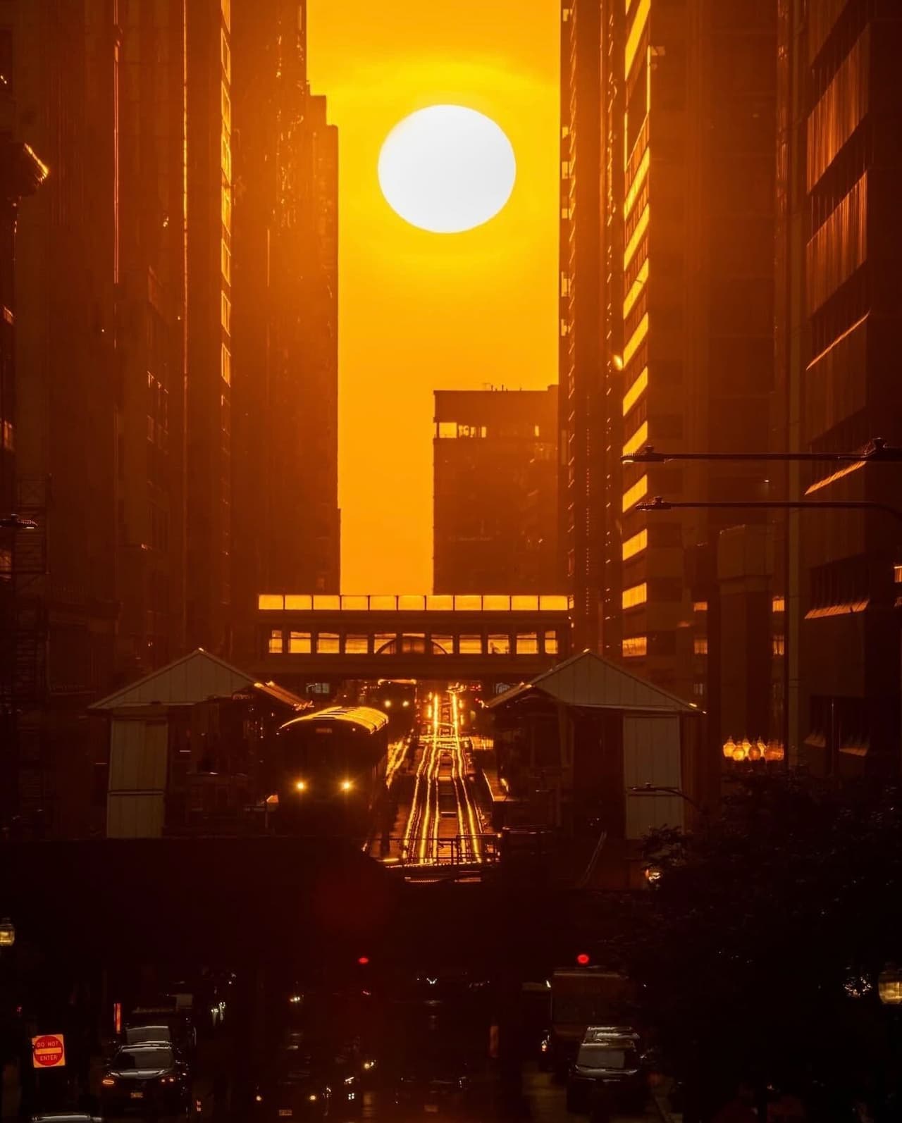 Chicago tiene un sistema de calles en cuadrícula, es decir, todo está alineado perfecto, como un tablero de ajedrez; permitiendo que durante los equinoccios el sol se alinee con las calles. 
<br>