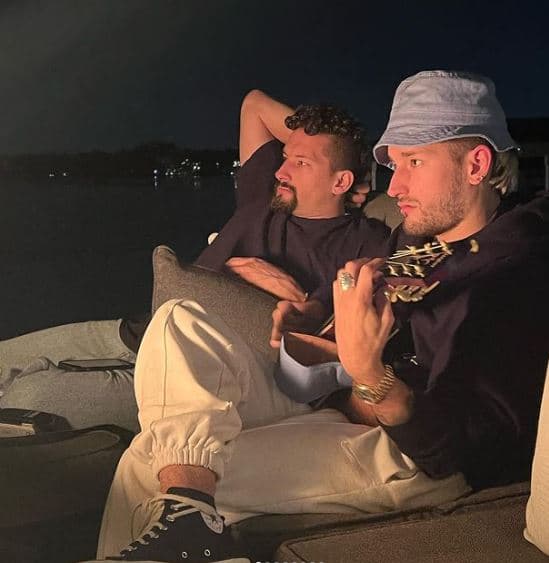 Inició su carrera musical con seis añitos tocando en el coro de su Iglesia. Más adelante se unió a las giras de su padre y en 2011 creó el dúo Mau y Ricky junto a su hermano menor Mauricio.