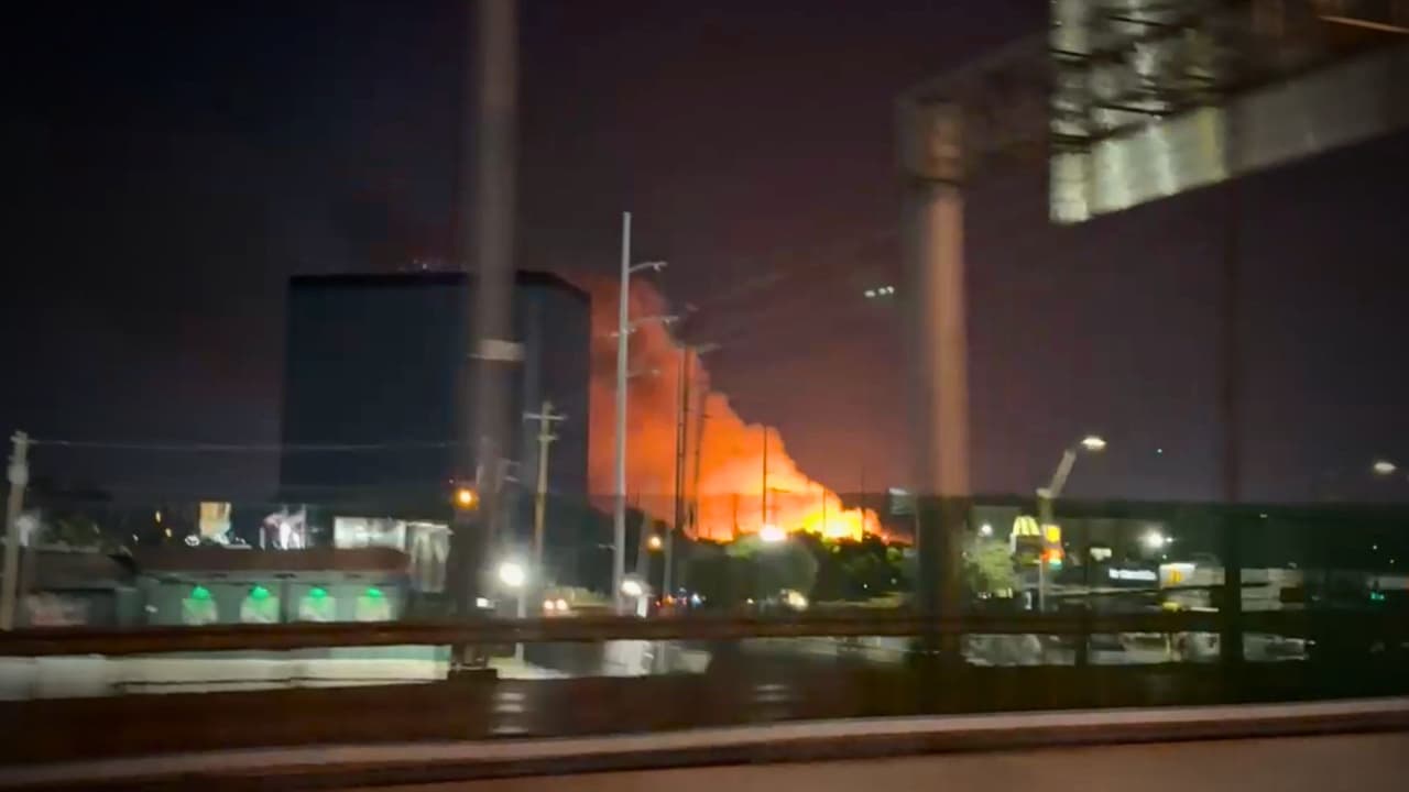 Dallas Fire-Rescue recibió varias llamadas al 911 que informaban sobre
<b>pastos y árboles en llamas</b>. Sin embargo, al llegar al lugar,
<b>los bomberos encontraron múltiples palets de madera ardiendo y el fuego ya en estado avanzado.</b>