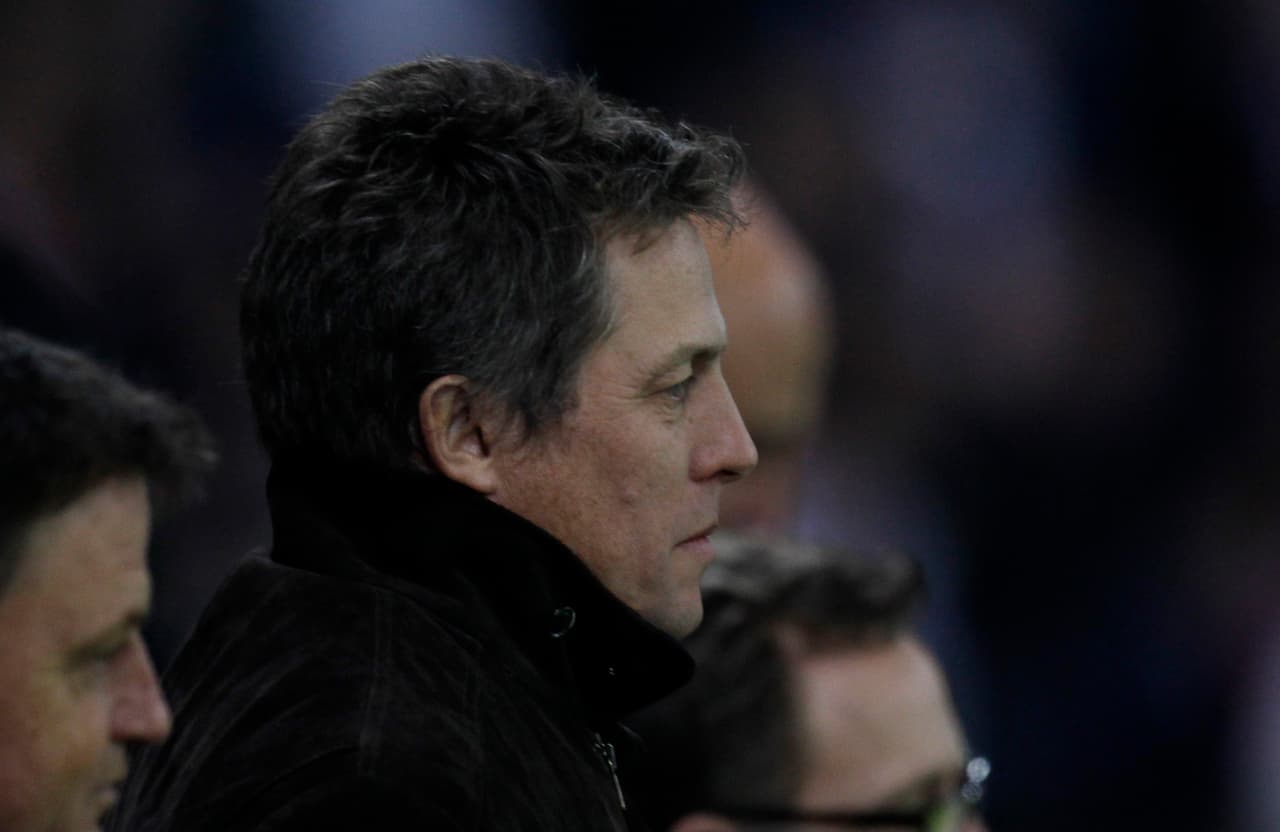 El actor Hugh Grant aparece como seguidor del Fulham, ahora en la segunda división. Esta imagen del artista fue en la final que perdió su equipo contra Atlético de Madrid en la Europa League de 2010.