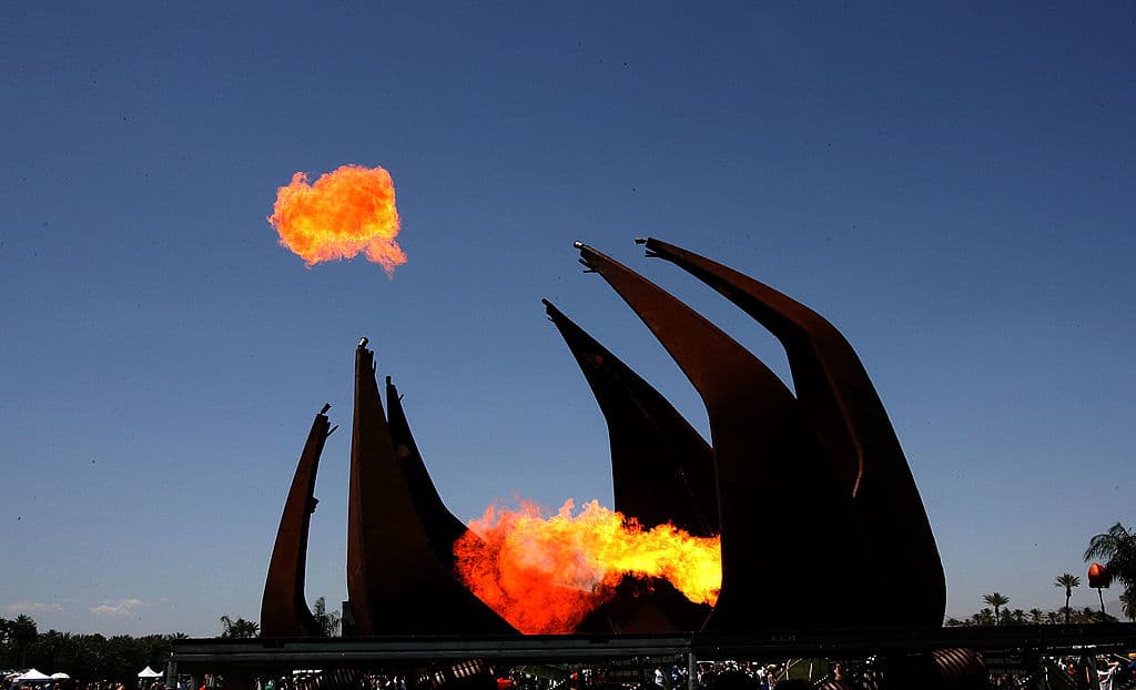 Grandes esculturas son parte del ambiente característico de Coachella desde sus inicios.
<br>
<br>Esta gigantesca boca de fuego fue una de las más llamativas obras del festival de 2007