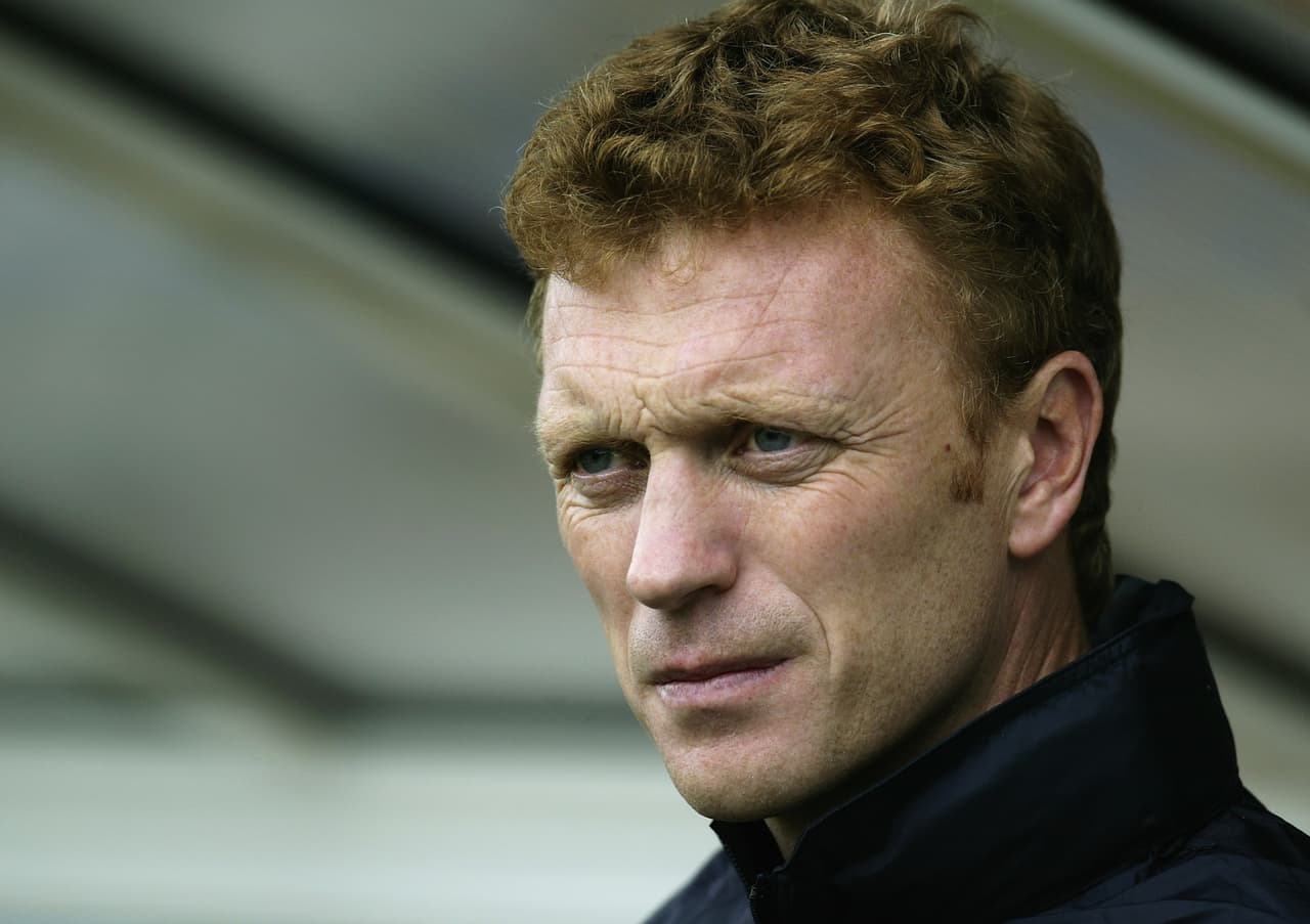 Al retiro de su carrera como futbolista, en 1998 Moyes arrancó su carrera como entrenador del Preston North End, al que dejó cerca del ascenso a la Premier antes de firmar en el 2002 con Everton.